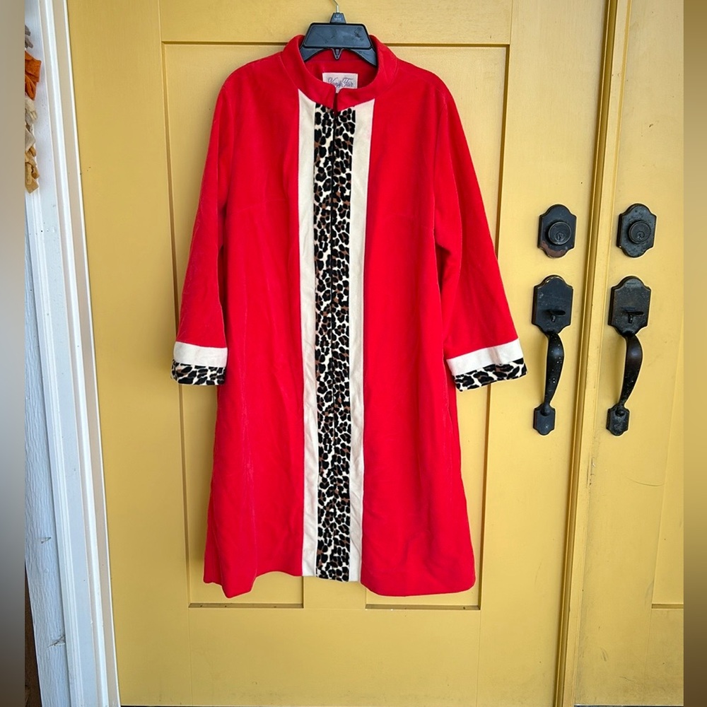 VTG red and leopard zip up gown/robe!